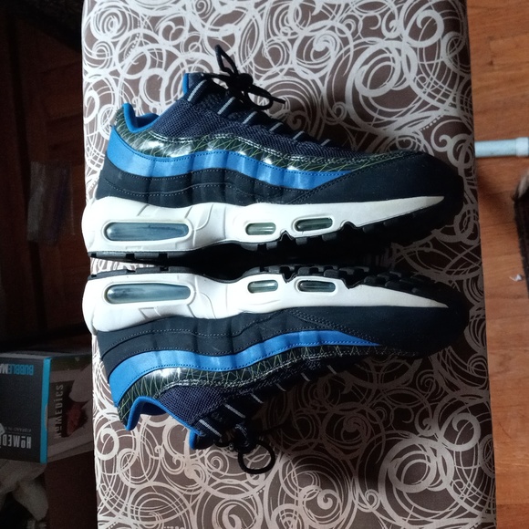 I'm selling my airmax 95 good condition used - Picture 2 of 11